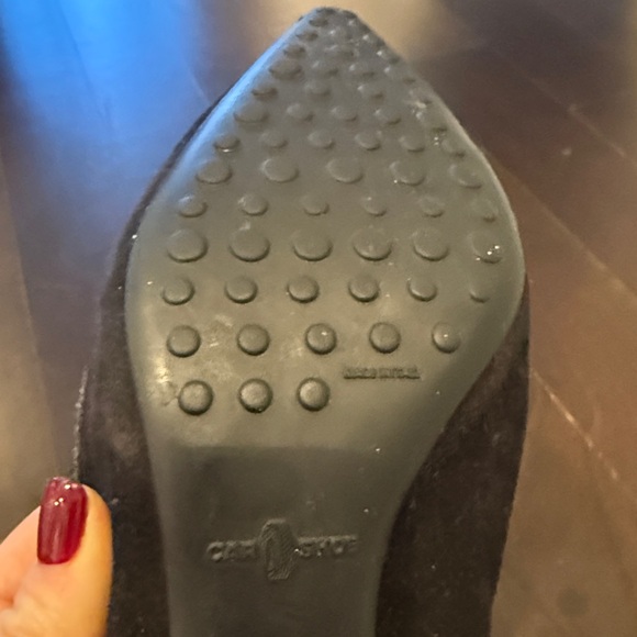 Elegant Black Suede Women's Shoes with Gold Accents - Picture 3 of 6